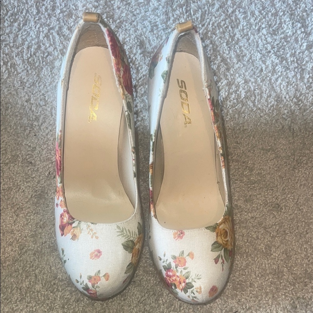 Size 9 Women's Floral White Pumps